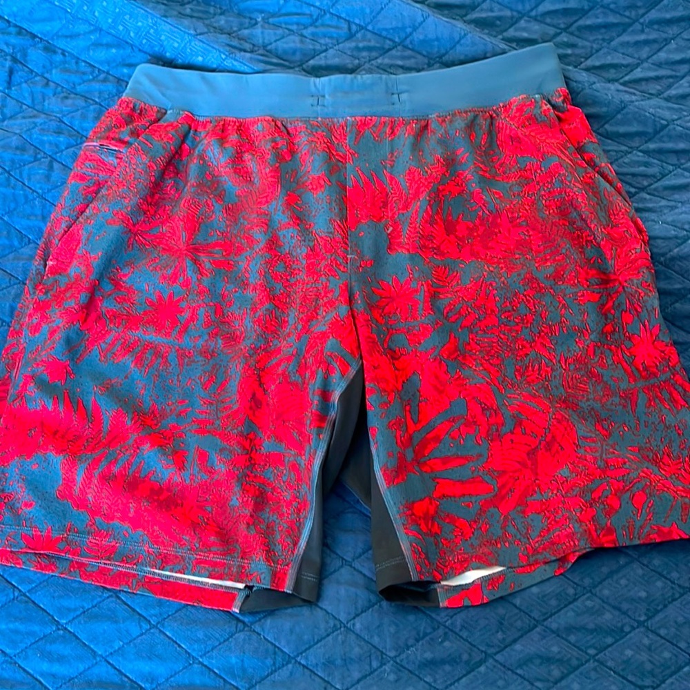 Lululemon red and blue leaf pattern linerless T.H.E. shorts 9 inch